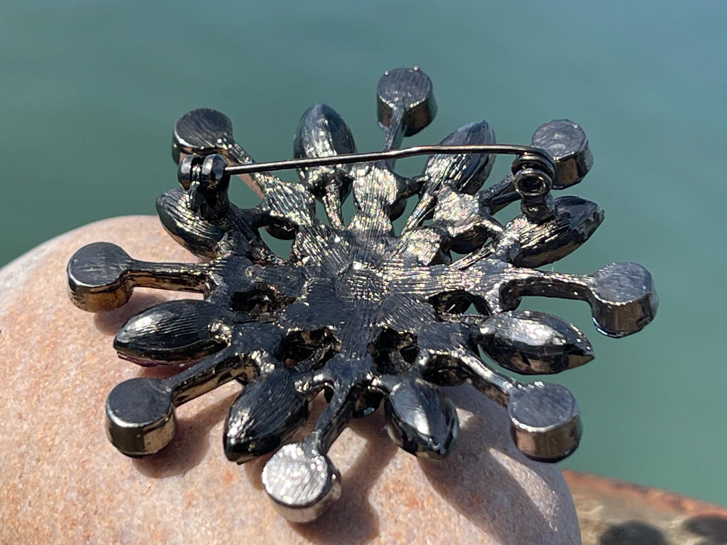 Vintage purple brooch, vintage jewellery, retro jewellery, purple jewellery, eco jewellery, eco friendly gifts for her, ethical jewellery