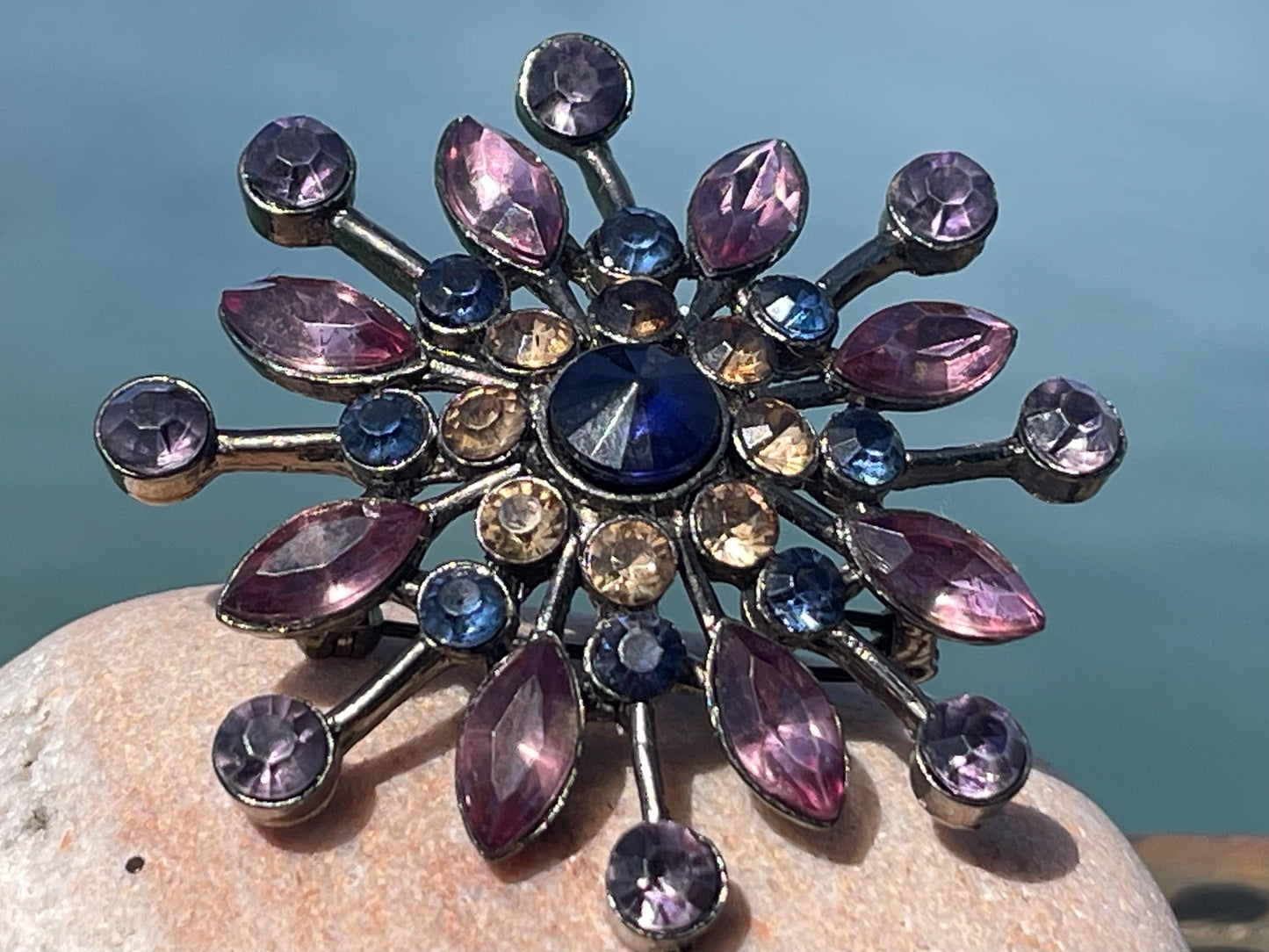 Vintage purple brooch, vintage jewellery, retro jewellery, purple jewellery, eco jewellery, eco friendly gifts for her, ethical jewellery