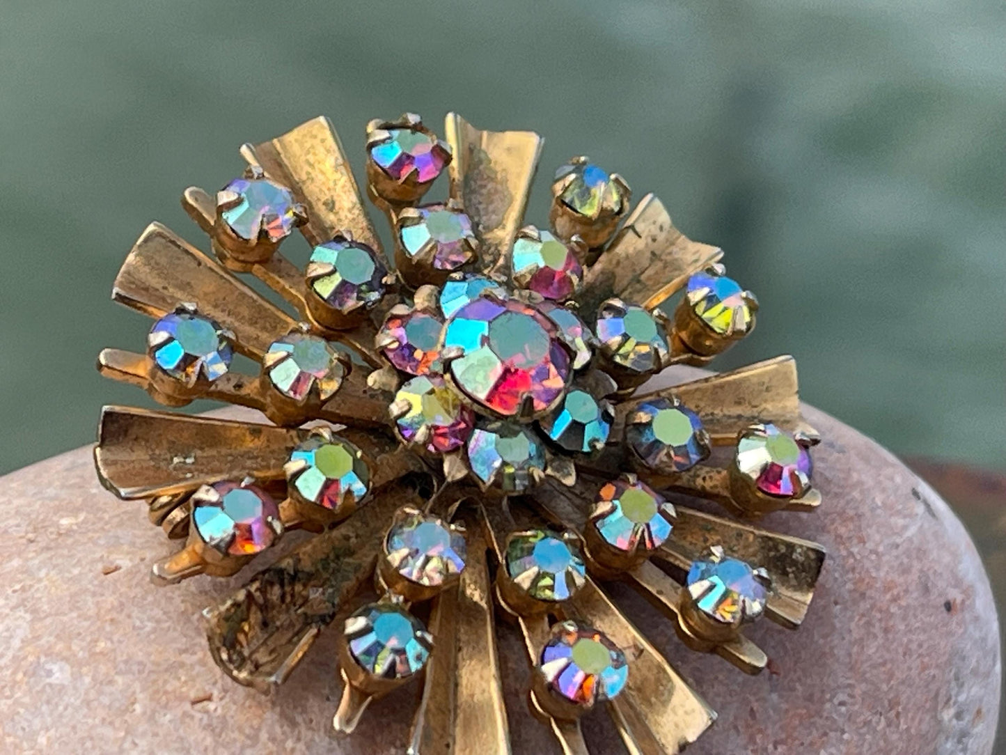 Stunning vintage brooch, vintage jewellery, retro jewellery, flower brooch, eco friendly gifts for her, ethical jewellery, daisy brooch