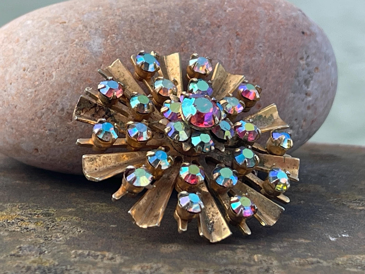 Stunning vintage brooch, vintage jewellery, retro jewellery, flower brooch, eco friendly gifts for her, ethical jewellery, daisy brooch