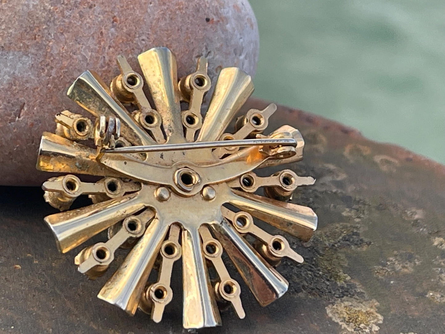 Stunning vintage brooch, vintage jewellery, retro jewellery, flower brooch, eco friendly gifts for her, ethical jewellery, daisy brooch
