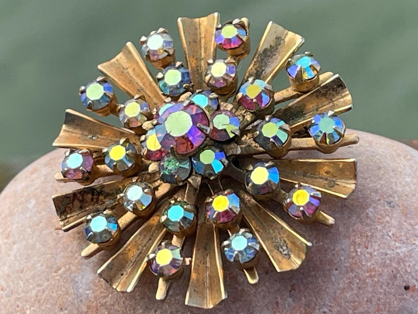 Stunning vintage brooch, vintage jewellery, retro jewellery, flower brooch, eco friendly gifts for her, ethical jewellery, daisy brooch