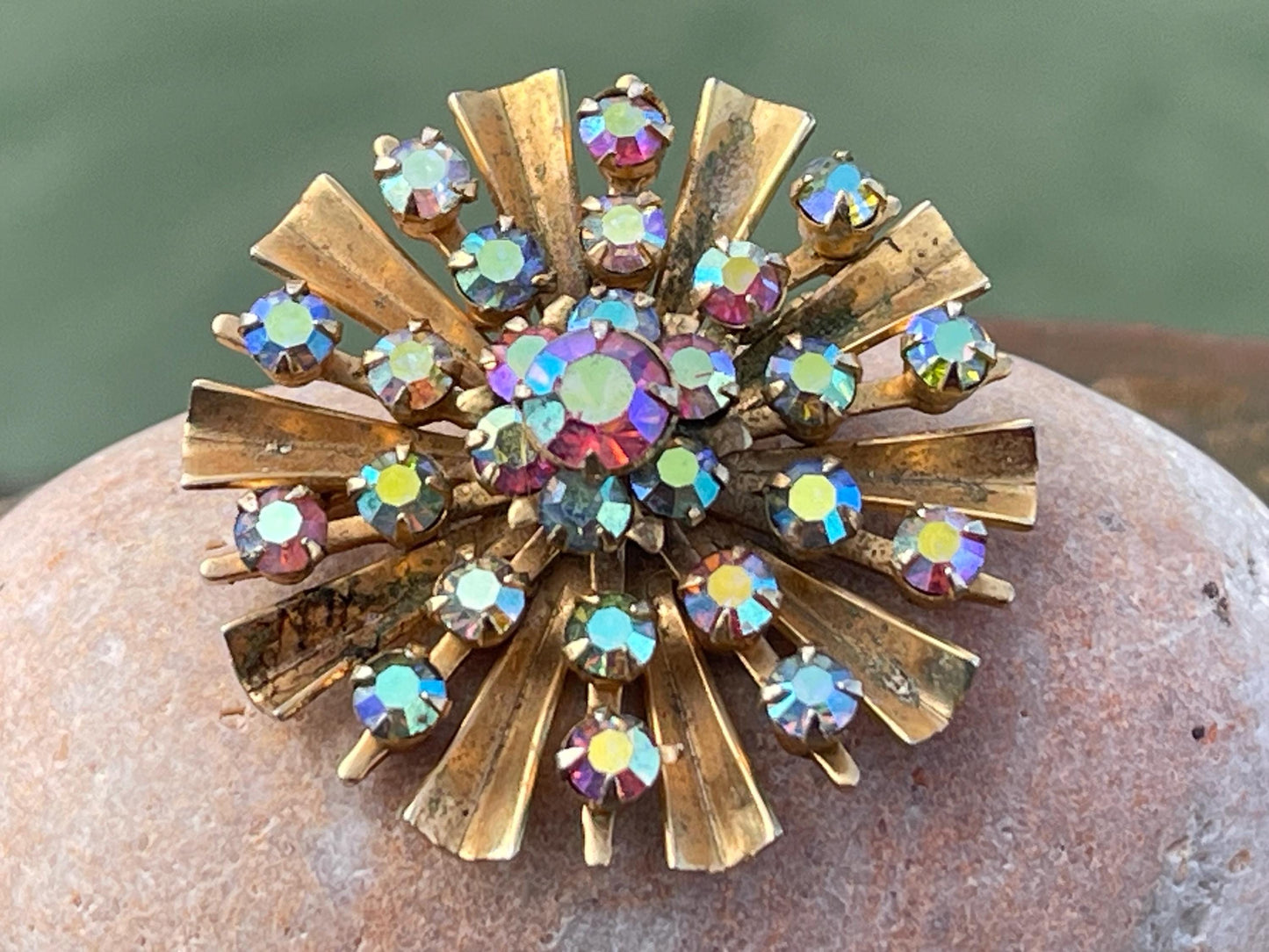 Stunning vintage brooch, vintage jewellery, retro jewellery, flower brooch, eco friendly gifts for her, ethical jewellery, daisy brooch