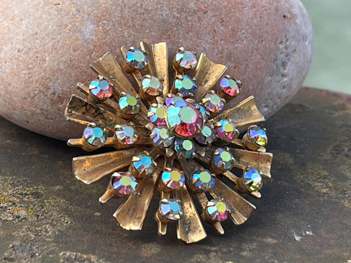 Stunning vintage brooch, vintage jewellery, retro jewellery, flower brooch, eco friendly gifts for her, ethical jewellery, daisy brooch
