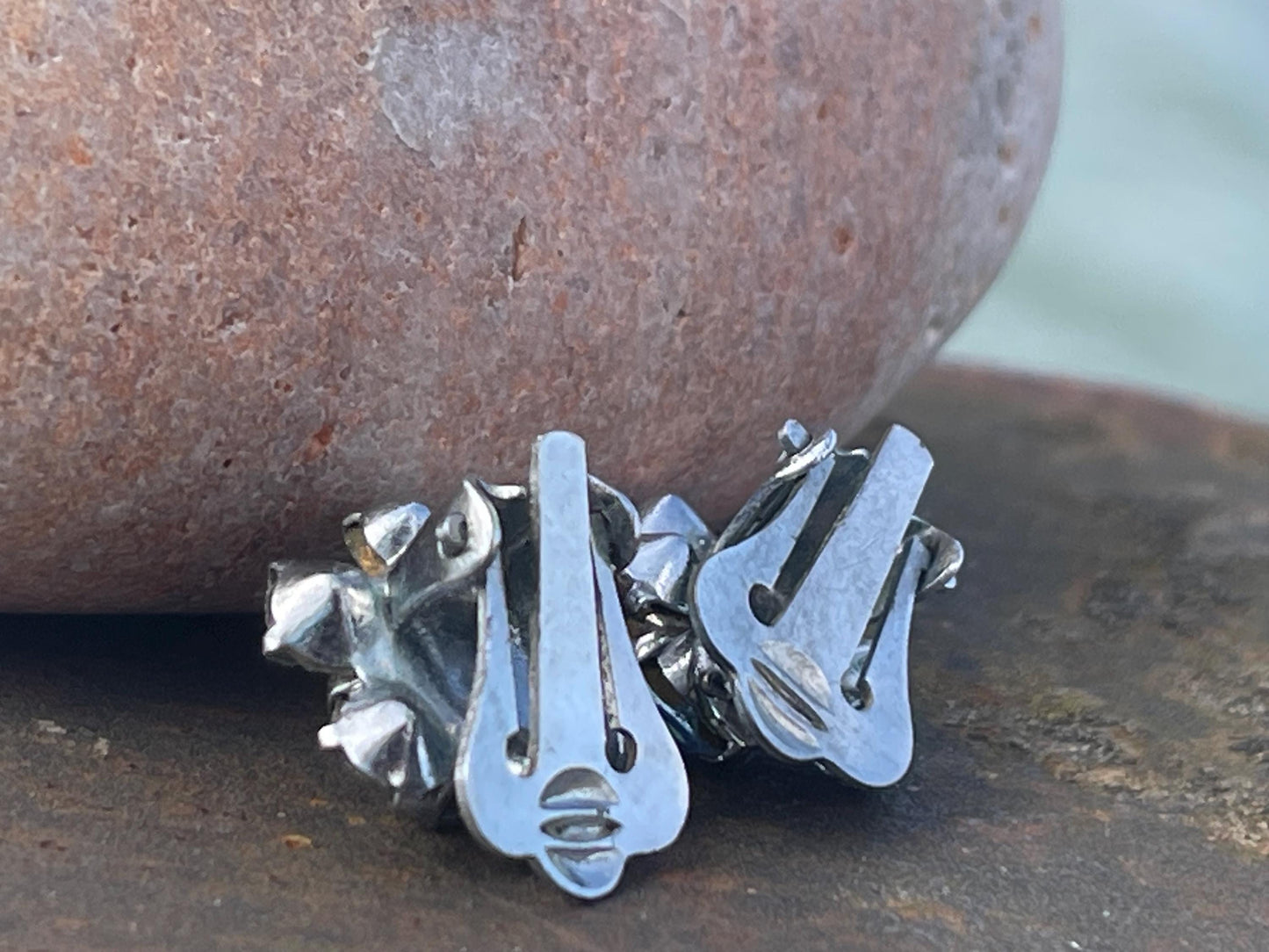 Vintage clip on earrings, vintage jewellery, ethical jewellery, boho jewellery, retro clip on earrings, eco friendly gifts, flower earrings