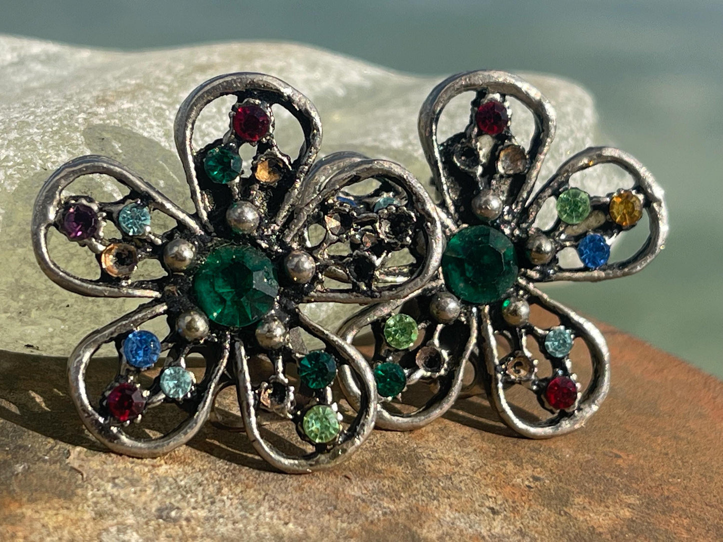 Vintage clip on earrings, vintage jewellery, ethical jewellery, boho jewellery, retro clip on earrings, eco friendly gifts, flower earrings