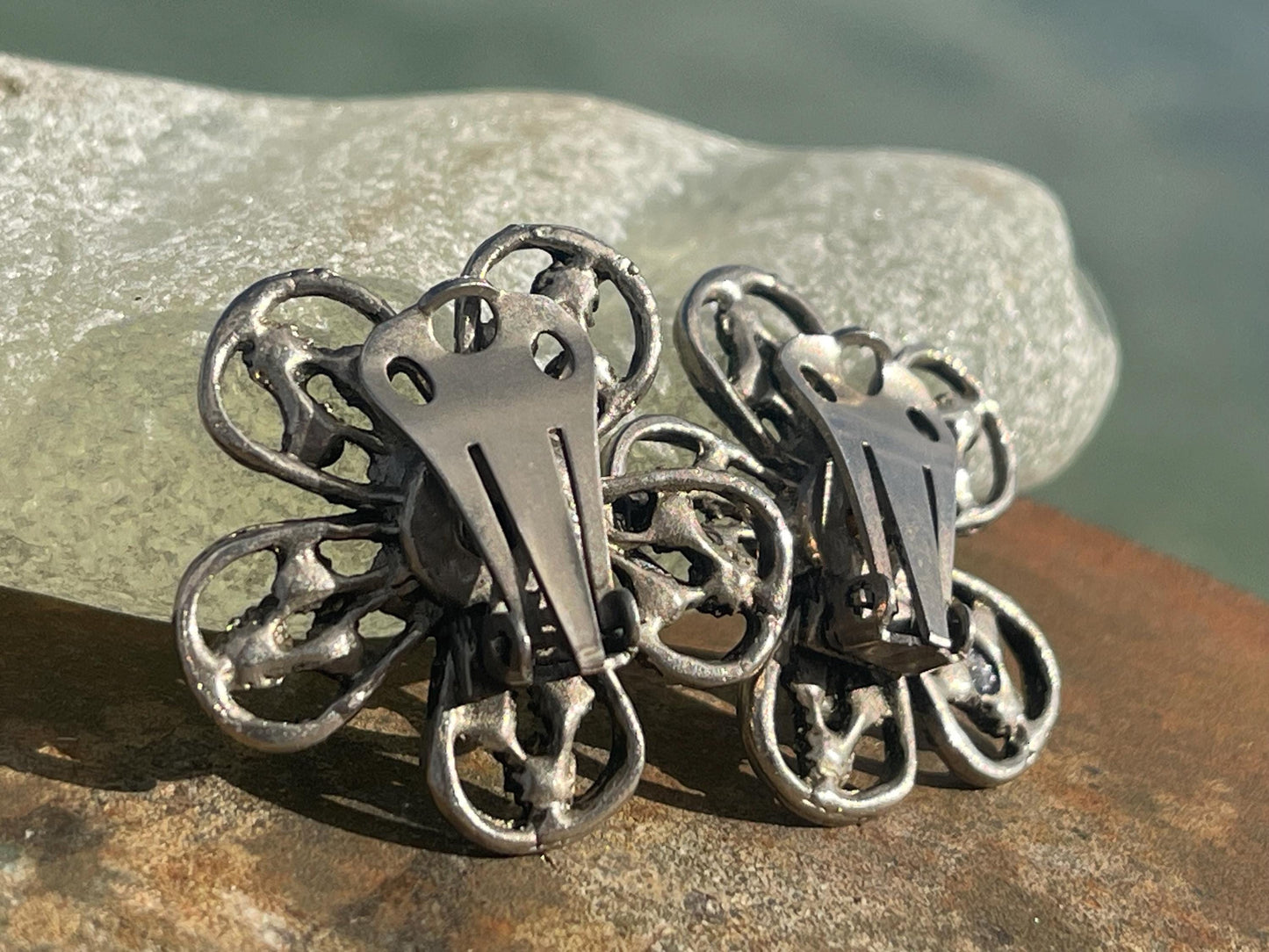 Vintage clip on earrings, vintage jewellery, ethical jewellery, boho jewellery, retro clip on earrings, eco friendly gifts, flower earrings