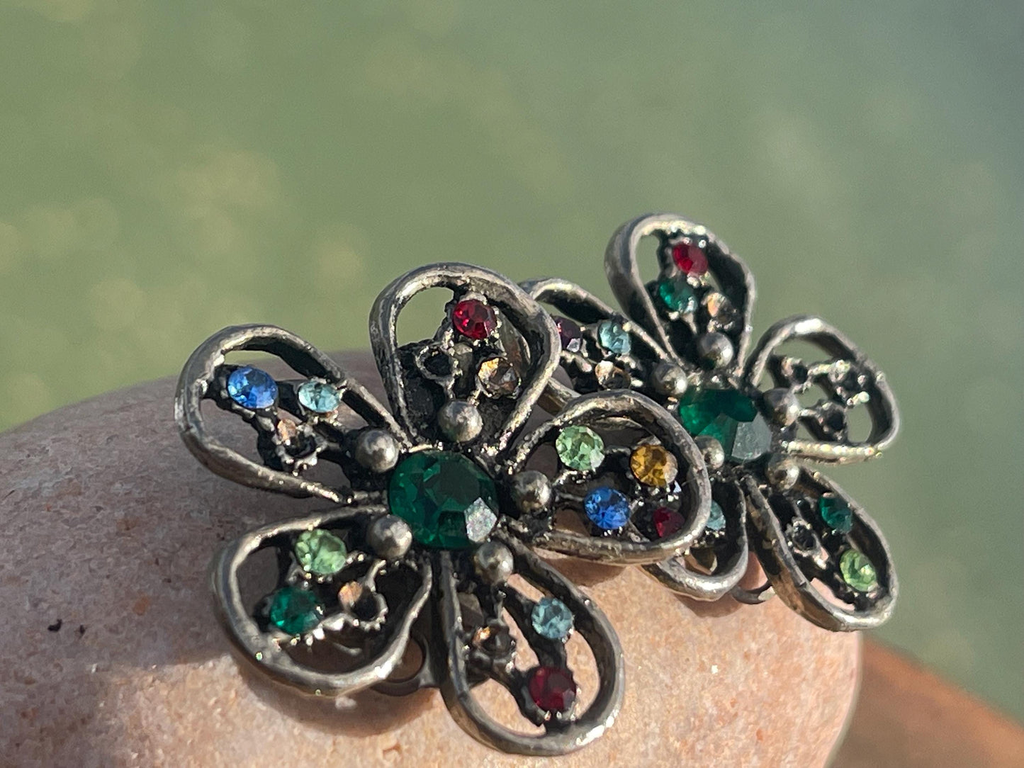 Vintage clip on earrings, vintage jewellery, ethical jewellery, boho jewellery, retro clip on earrings, eco friendly gifts, flower earrings