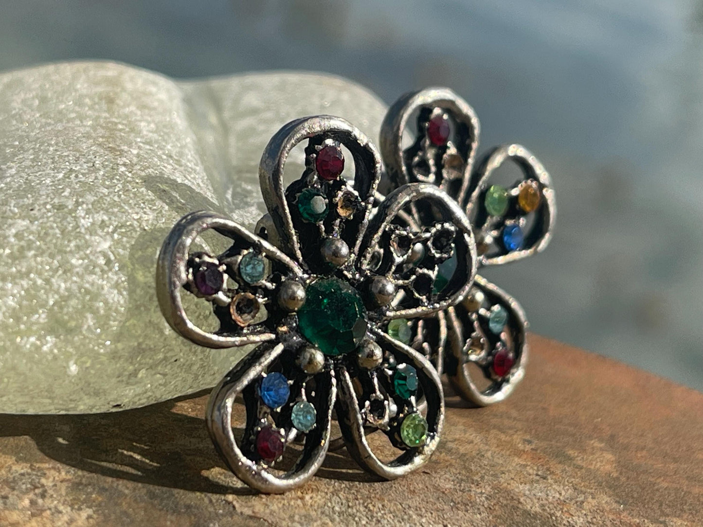 Vintage clip on earrings, vintage jewellery, ethical jewellery, boho jewellery, retro clip on earrings, eco friendly gifts, flower earrings