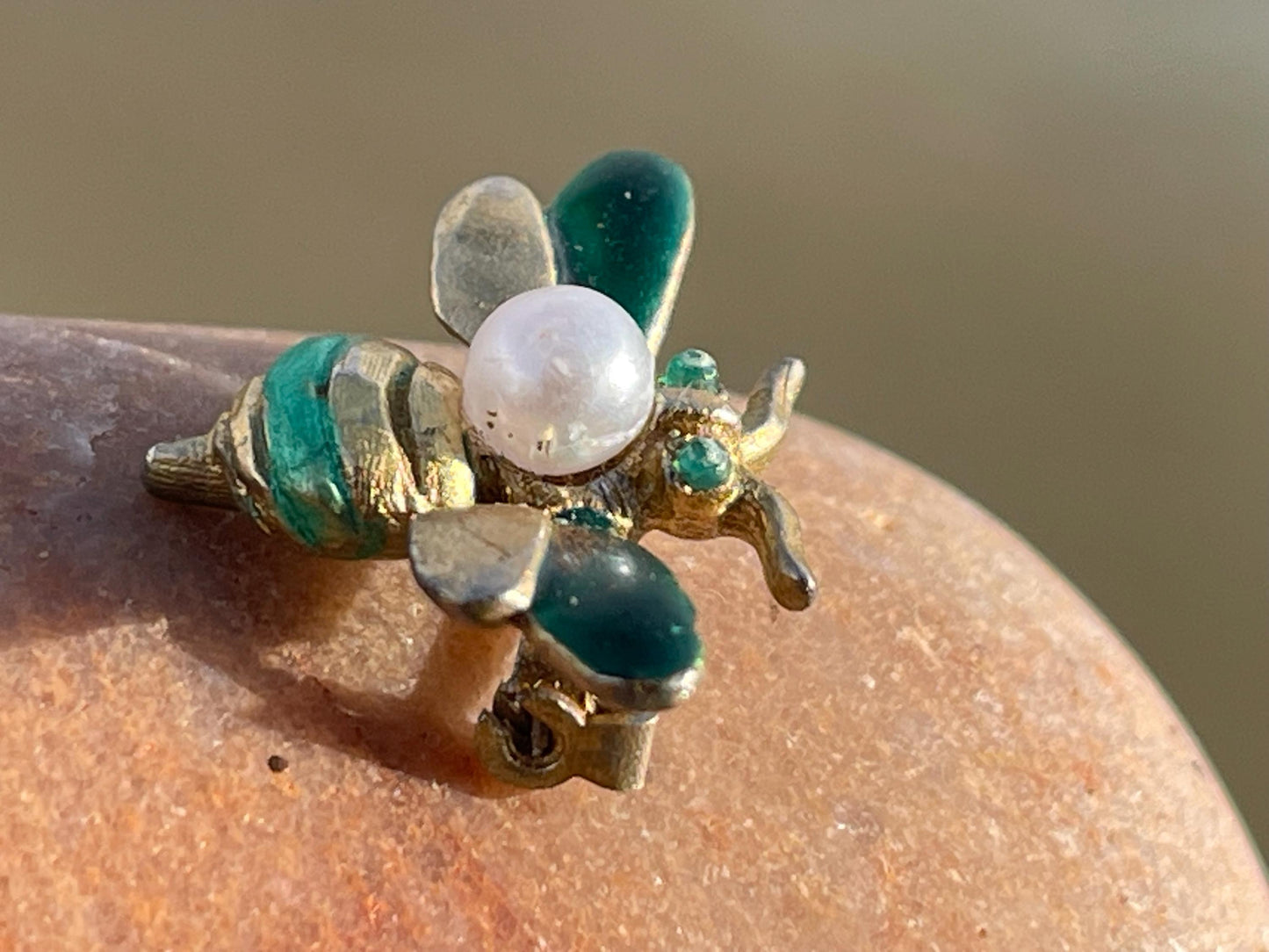 Bee brooch, vintage brooch, vintage jewellery, retro jewellery, eco friendly gift for her, ethical jewellery, bee pin. Insect brooch.
