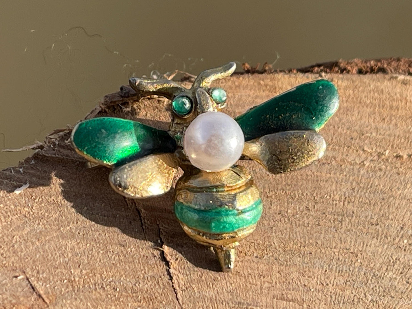 Bee brooch, vintage brooch, vintage jewellery, retro jewellery, eco friendly gift for her, ethical jewellery, bee pin. Insect brooch.