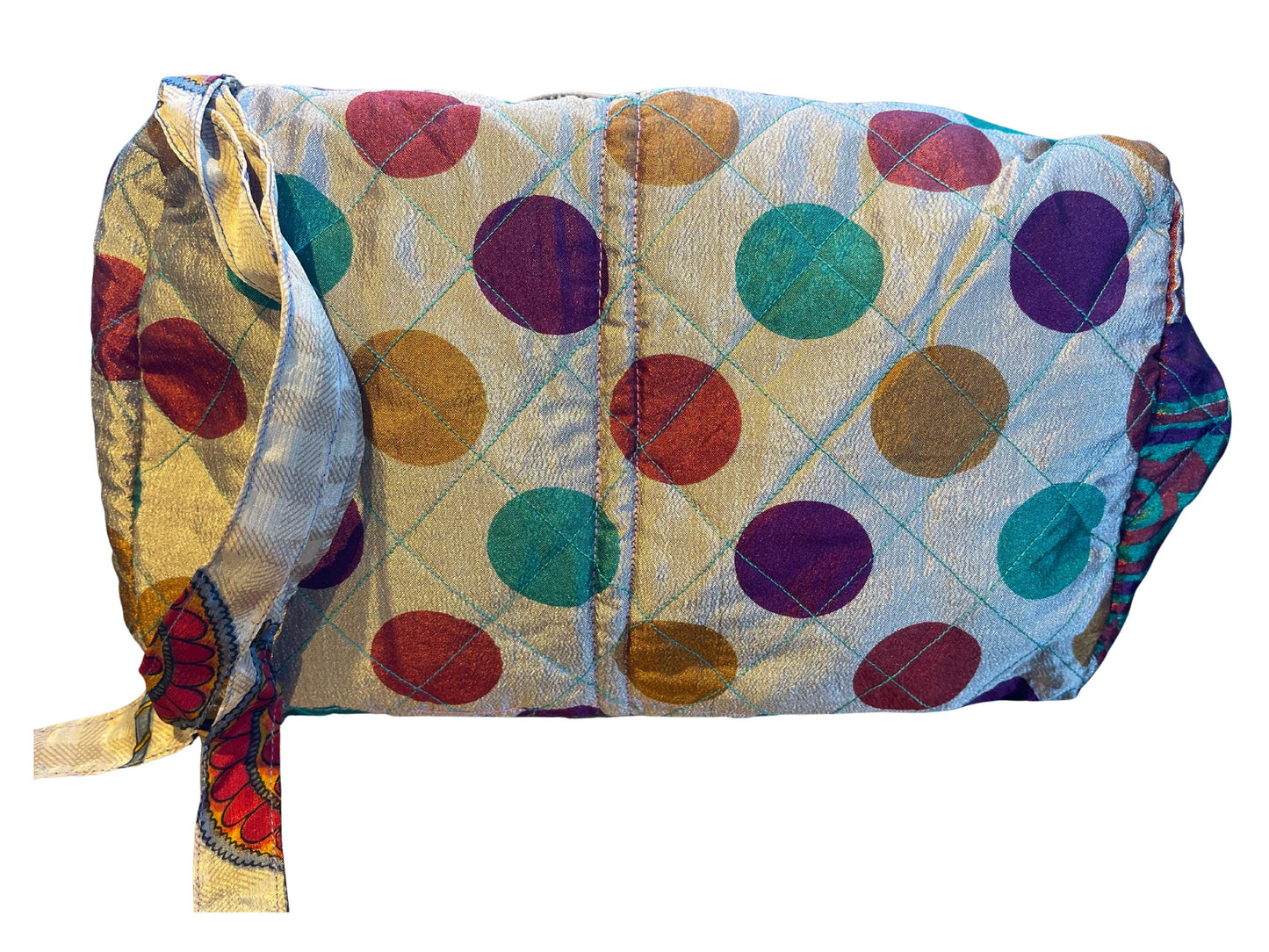 Large zip up recycled wash bag with 4 internal pockets. Wide range of colours. Made from recycled saris. Eco friendly wash bags.