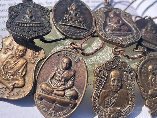 Vintage Thai Buddhist pendant. Antique Buddhist pendant. Thai amulet. Buddha necklace. Buddha jewellery. Yoga jewellery. Vintage necklaces.