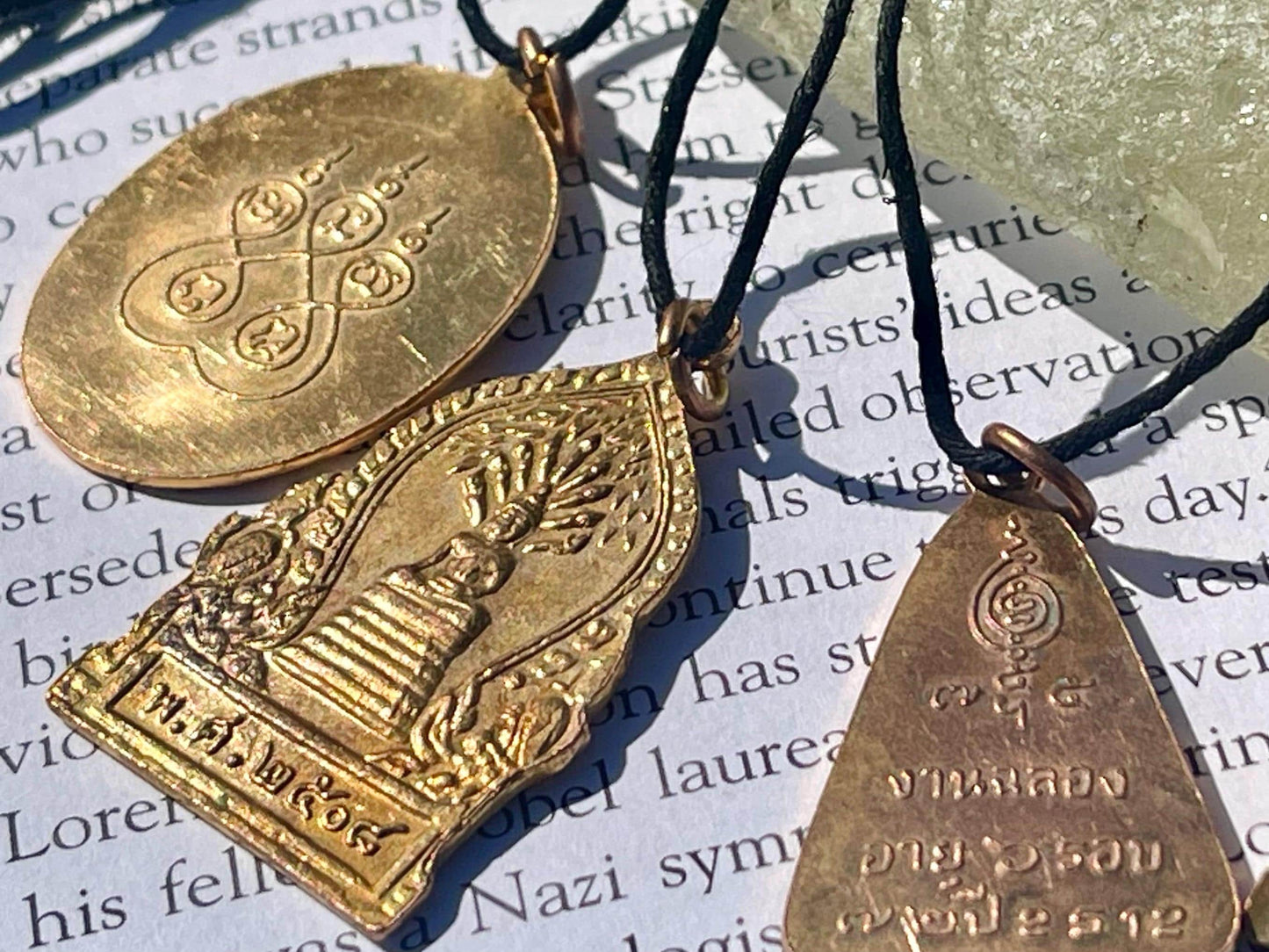 Vintage Thai Buddhist pendant. Antique Buddhist pendant. Thai amulet. Buddha necklace. Buddha jewellery. Yoga jewellery. Vintage necklaces.