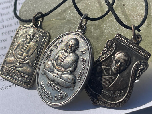 Vintage Thai Buddhist pendant. Antique Buddhist pendant. Thai amulet. Buddha necklace. Buddha jewellery. Yoga jewellery. Vintage necklaces.