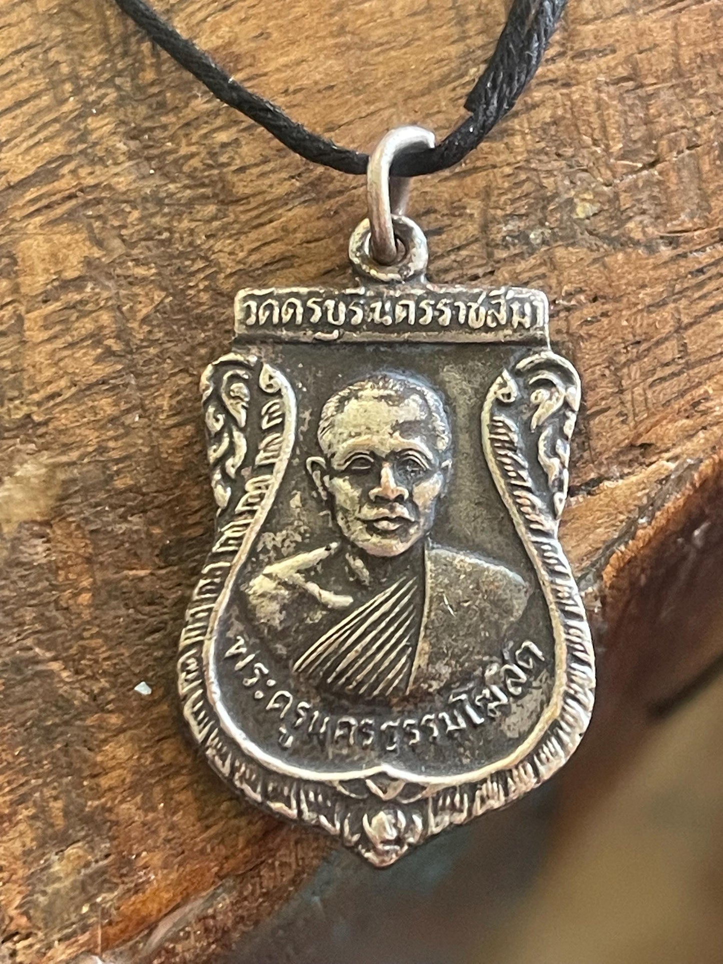 Vintage Thai Buddhist pendant. Antique Buddhist pendant. Thai amulet. Buddha necklace. Buddha jewellery. Yoga jewellery. Vintage necklaces.