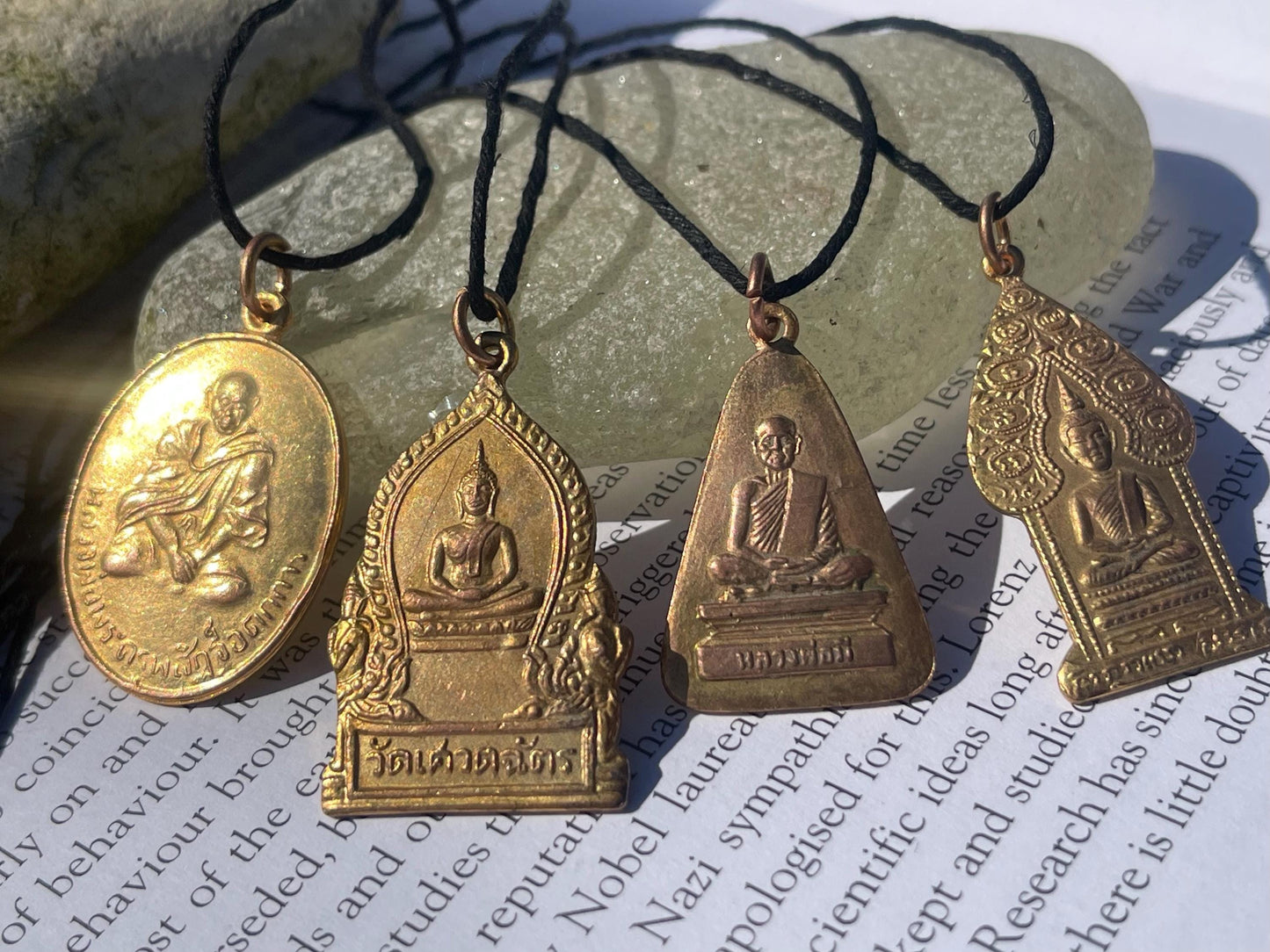Vintage Thai Buddhist pendant. Antique Buddhist pendant. Thai amulet. Buddha necklace. Buddha jewellery. Yoga jewellery. Vintage necklaces.