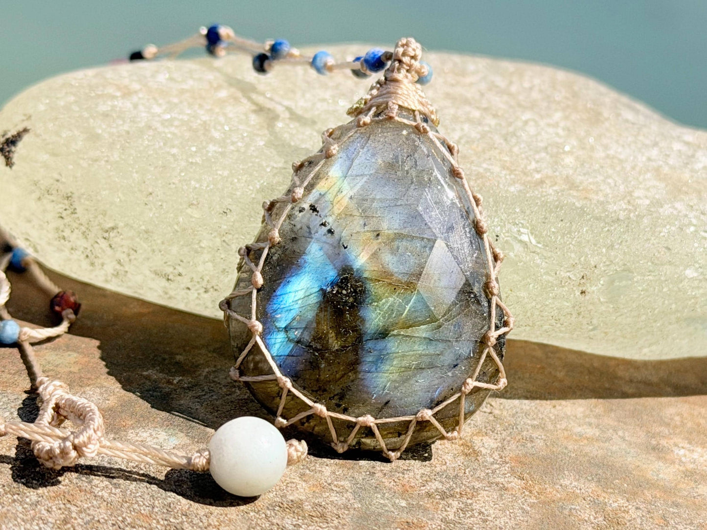 Stunning macrame labradorite necklace. Handmade gemstone necklace, boho jewellery. Macrame jewellery. Unique necklace. Labradorite pendant.