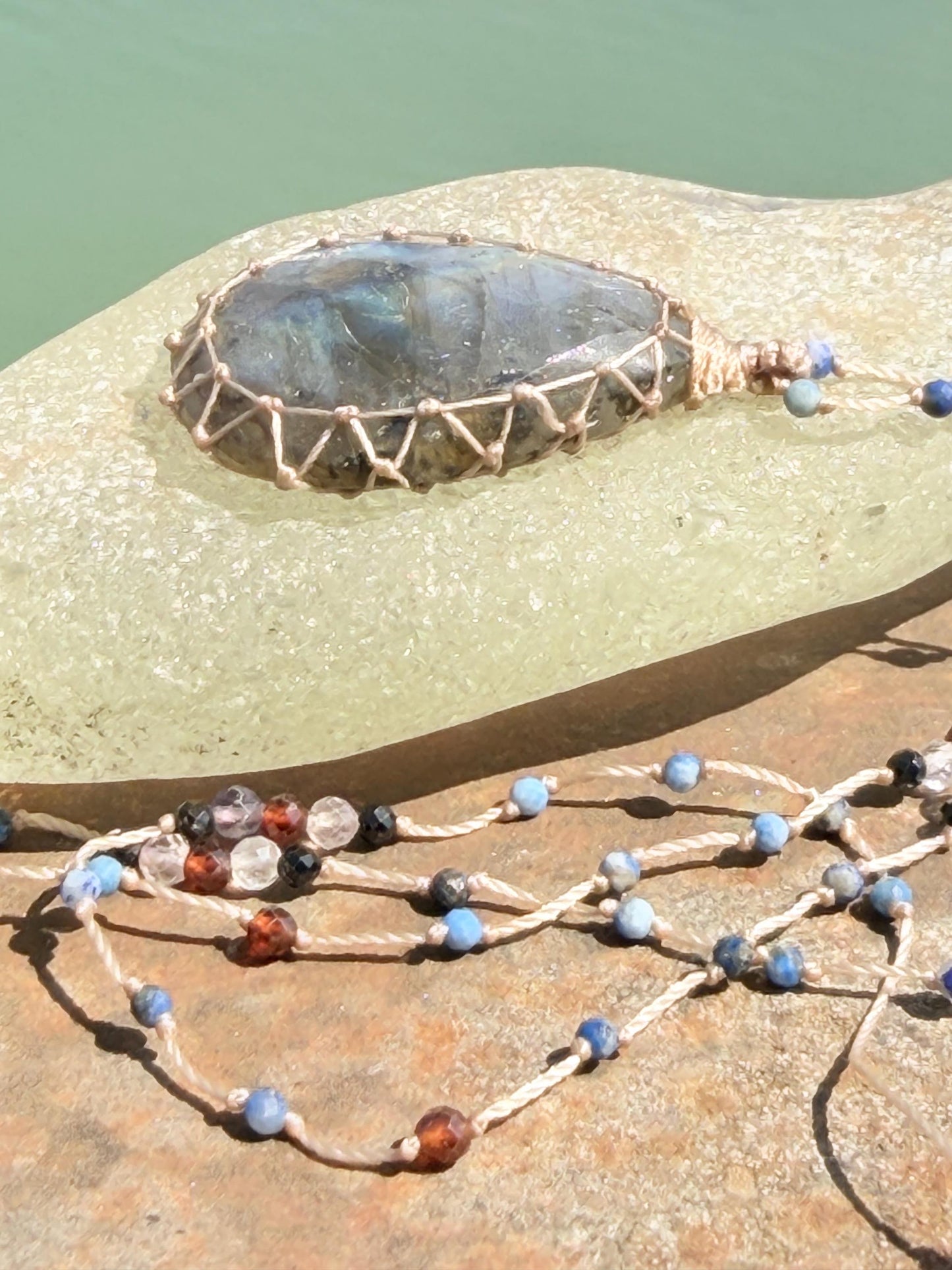 Stunning macrame labradorite necklace. Handmade gemstone necklace, boho jewellery. Macrame jewellery. Unique necklace. Labradorite pendant.