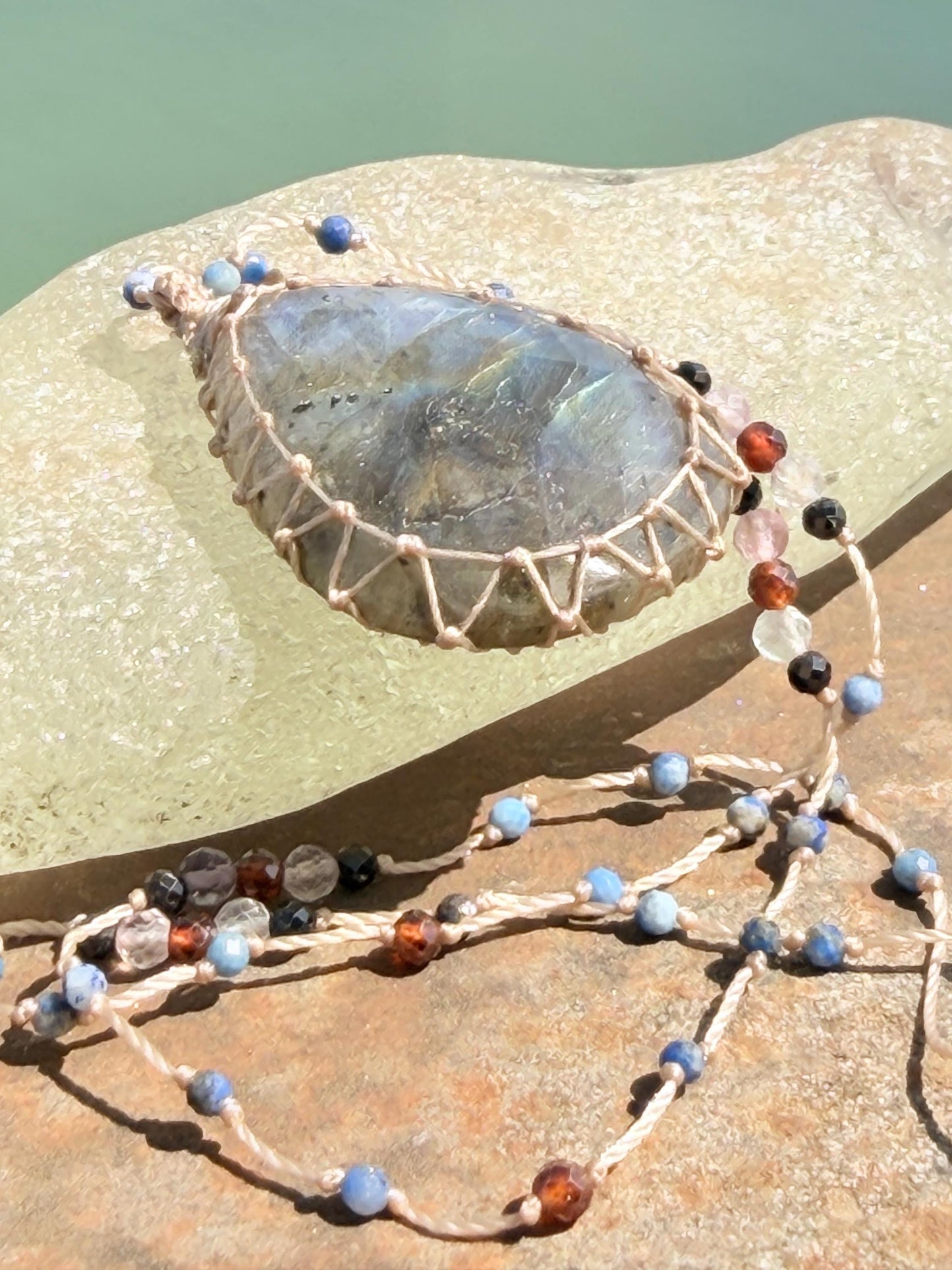 Stunning macrame labradorite necklace. Handmade gemstone necklace, boho jewellery. Macrame jewellery. Unique necklace. Labradorite pendant.