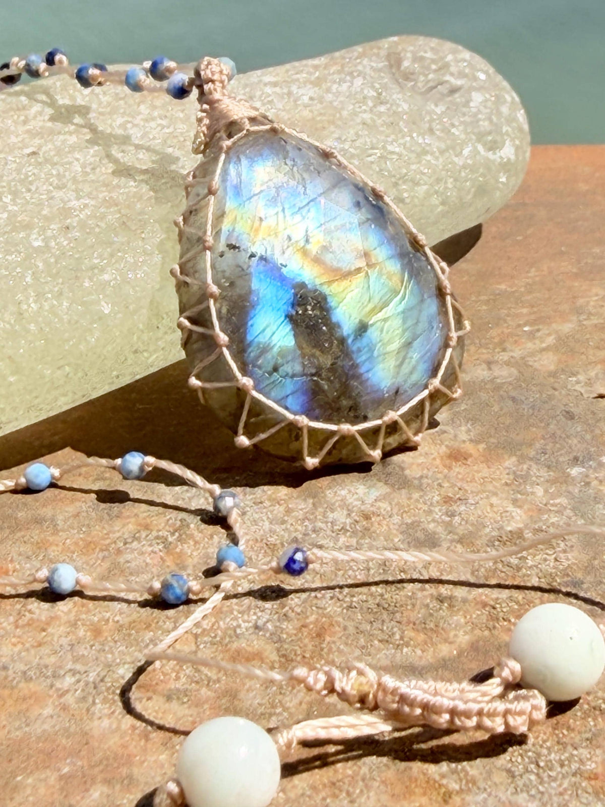 Stunning macrame labradorite necklace. Handmade gemstone necklace, boho jewellery. Macrame jewellery. Unique necklace. Labradorite pendant.