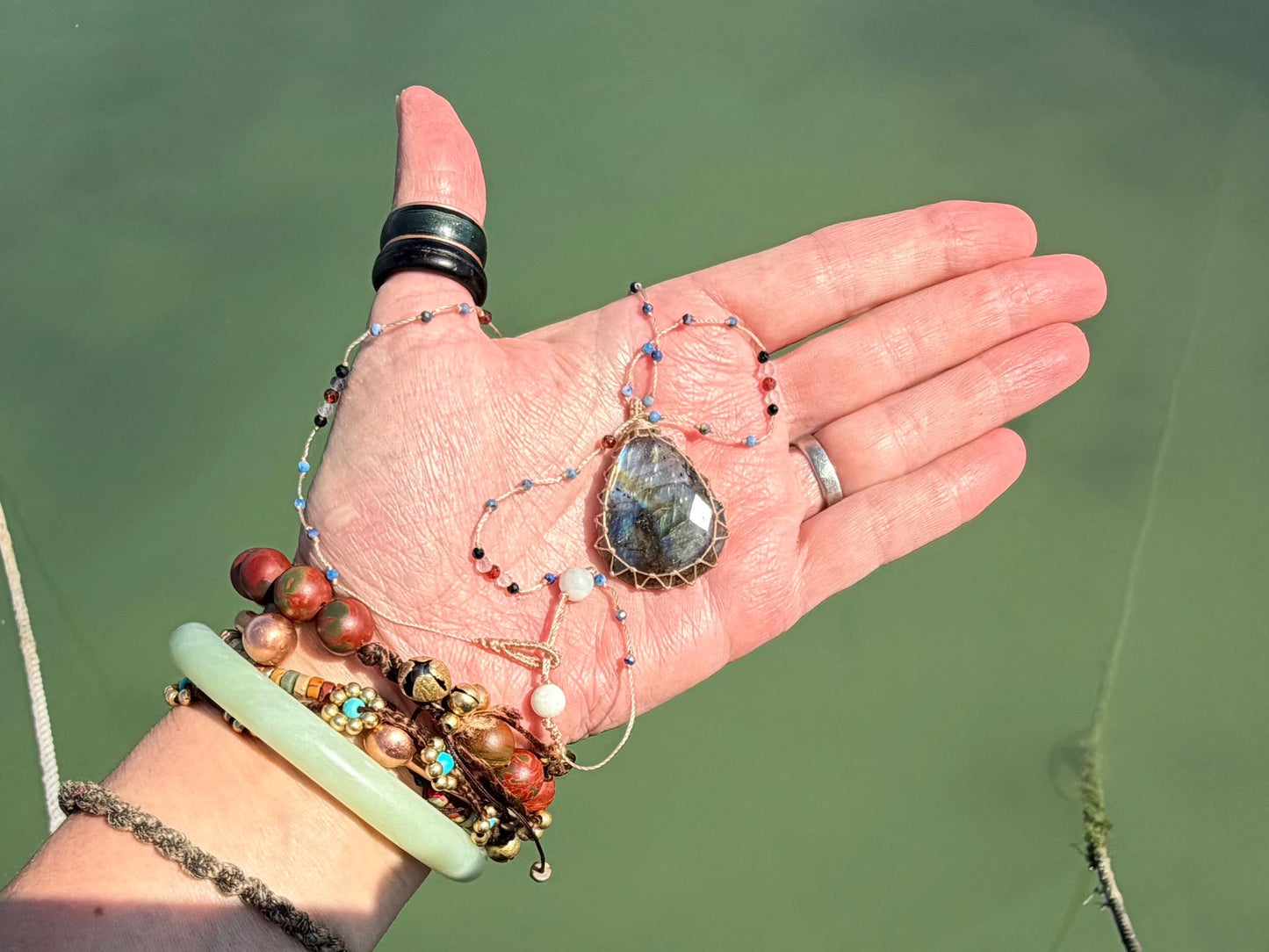 Stunning macrame labradorite necklace. Handmade gemstone necklace, boho jewellery. Macrame jewellery. Unique necklace. Labradorite pendant.