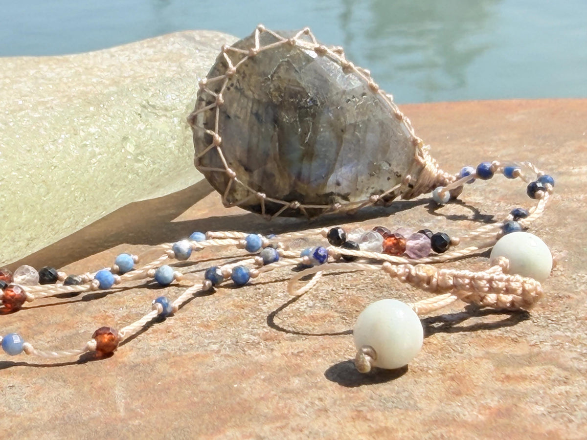 Stunning macrame labradorite necklace. Handmade gemstone necklace, boho jewellery. Macrame jewellery. Unique necklace. Labradorite pendant.