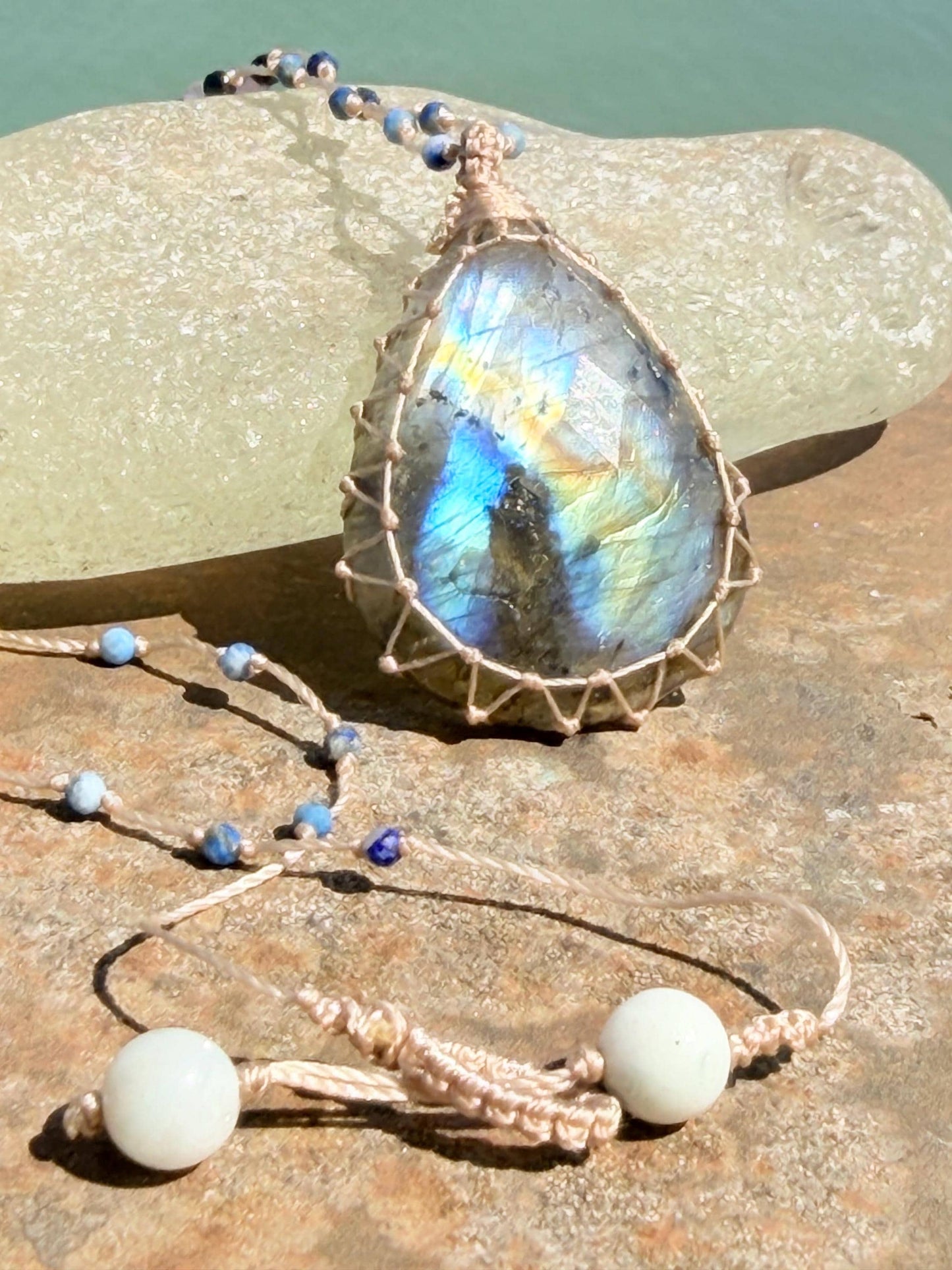 Stunning macrame labradorite necklace. Handmade gemstone necklace, boho jewellery. Macrame jewellery. Unique necklace. Labradorite pendant.