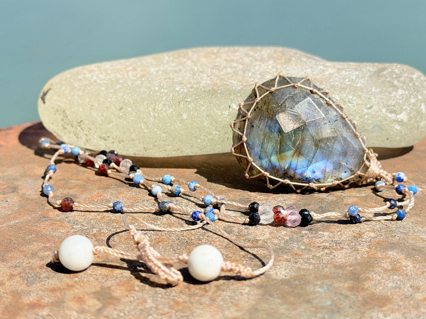 Stunning macrame labradorite necklace. Handmade gemstone necklace, boho jewellery. Macrame jewellery. Unique necklace. Labradorite pendant.