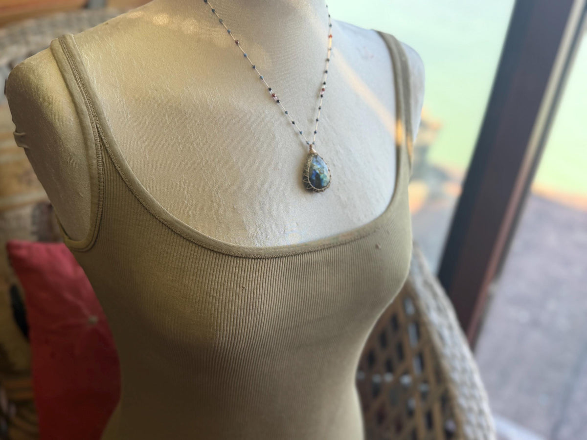 Stunning macrame labradorite necklace. Handmade gemstone necklace, boho jewellery. Macrame jewellery. Unique necklace. Labradorite pendant.