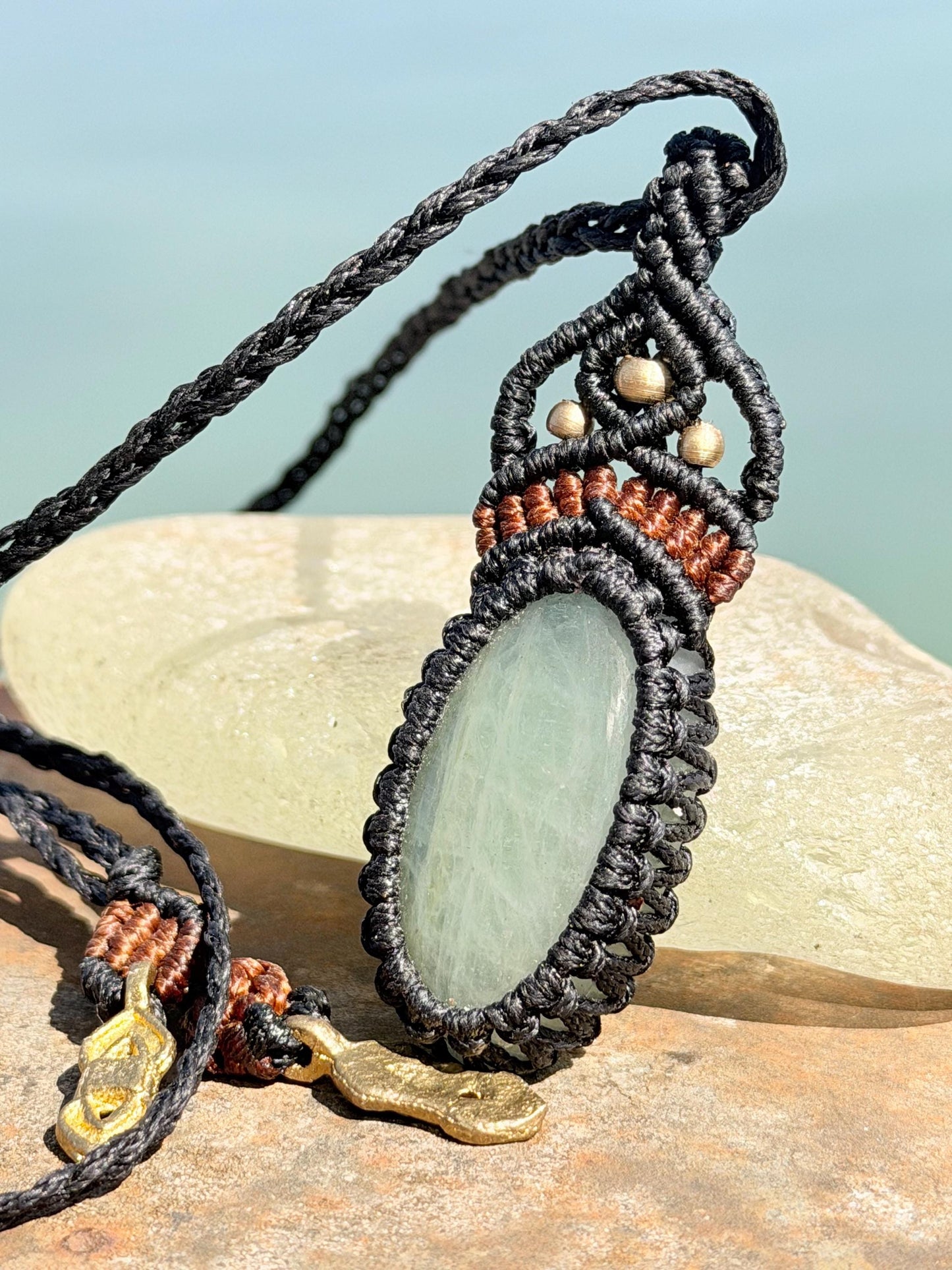 Stunning macrame green aventurine pendant. Handmade gemstone necklace, boho jewellery. Macrame jewellery. Unique jewellery.