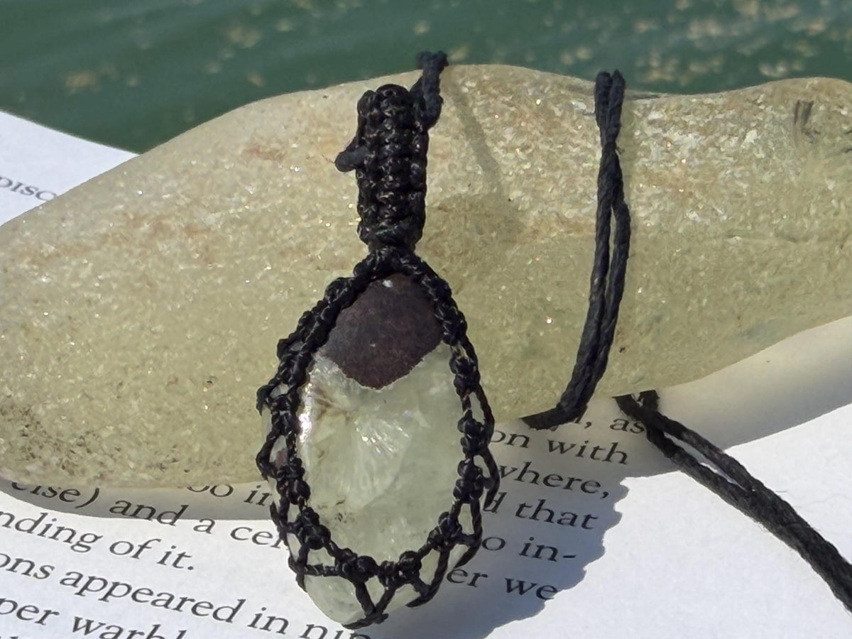 Stunning macrame moss agate necklace. Handmade gemstone necklace, boho jewellery. Macrame jewellery. Unique necklace. Green gemstone pendant