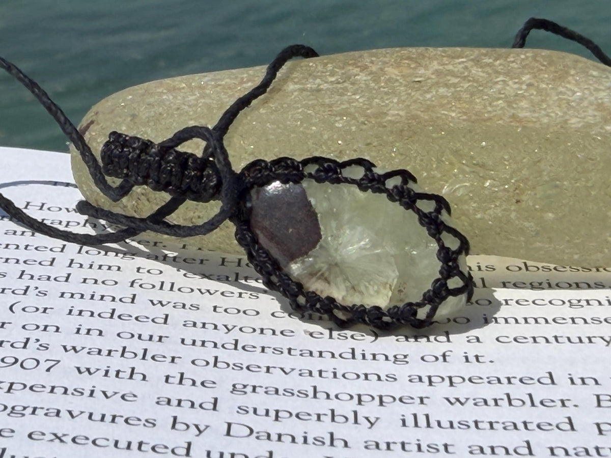 Stunning macrame moss agate necklace. Handmade gemstone necklace, boho jewellery. Macrame jewellery. Unique necklace. Green gemstone pendant