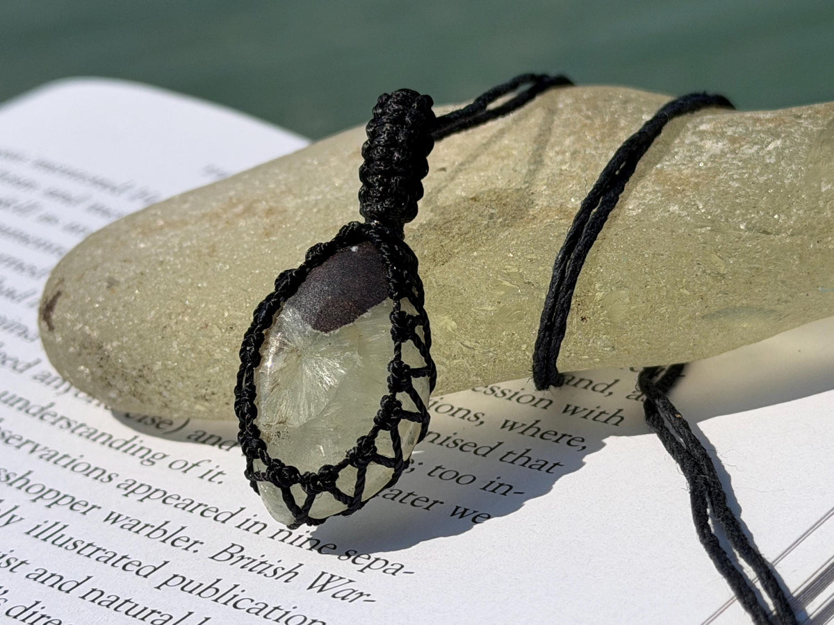 Stunning macrame moss agate necklace. Handmade gemstone necklace, boho jewellery. Macrame jewellery. Unique necklace. Green gemstone pendant
