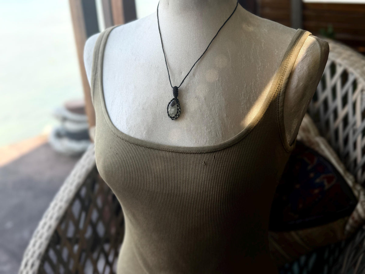 Stunning macrame moss agate necklace. Handmade gemstone necklace, boho jewellery. Macrame jewellery. Unique necklace. Green gemstone pendant