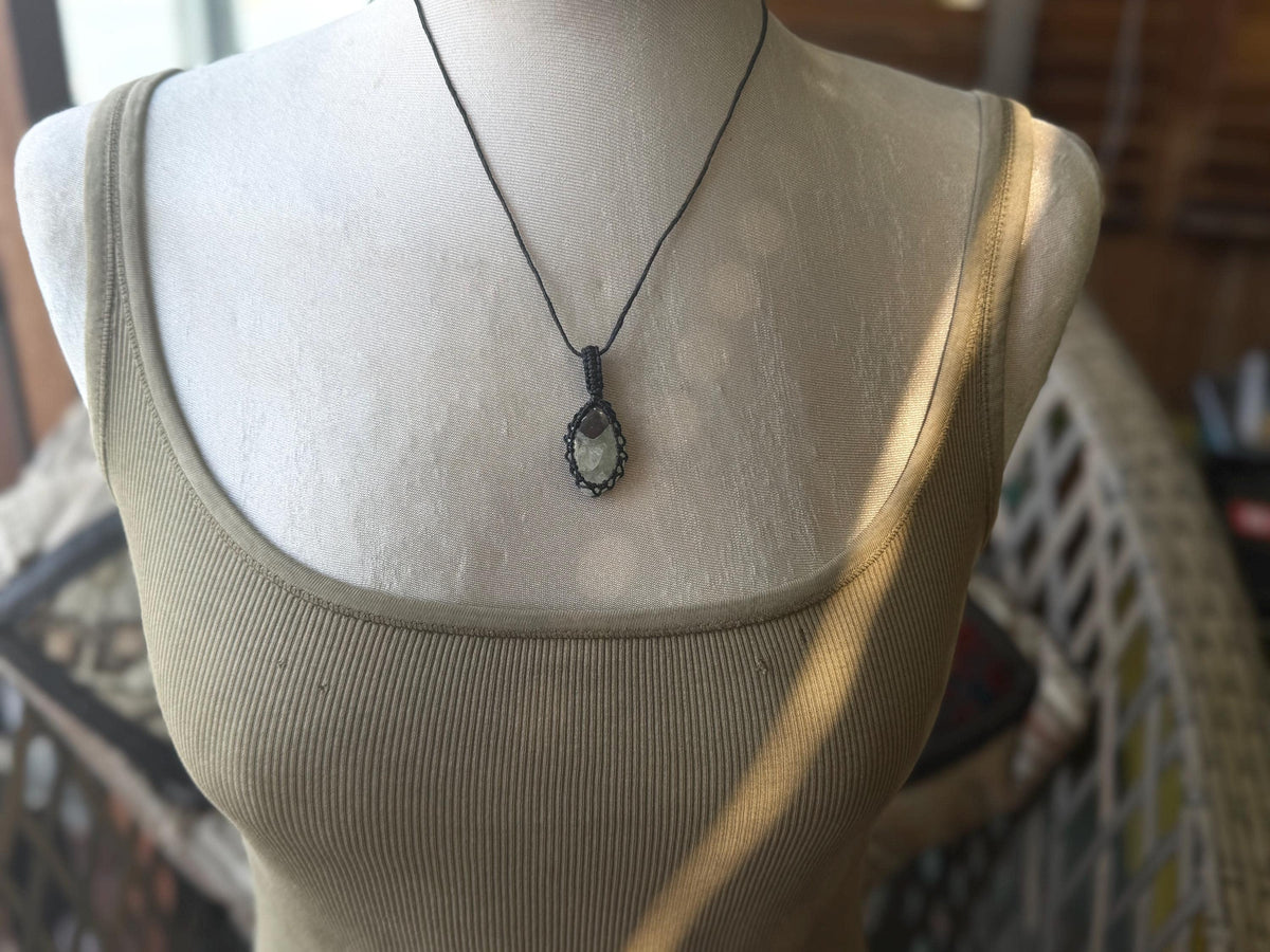 Stunning macrame moss agate necklace. Handmade gemstone necklace, boho jewellery. Macrame jewellery. Unique necklace. Green gemstone pendant