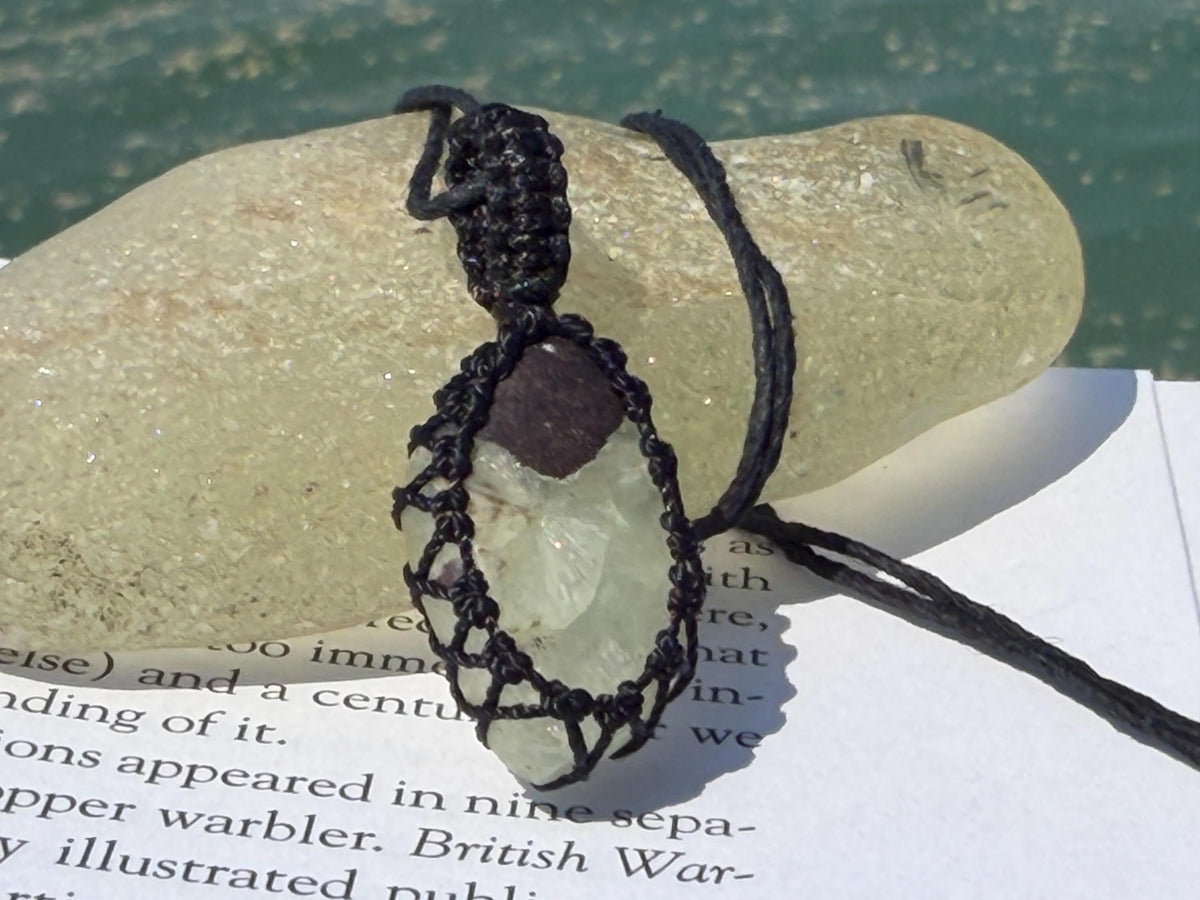 Stunning macrame moss agate necklace. Handmade gemstone necklace, boho jewellery. Macrame jewellery. Unique necklace. Green gemstone pendant